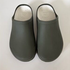 Kamik Nova Clogs Dark Olive Green - Size 6 Waterproof